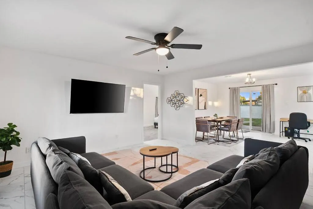 5 Miles From Downtown Phoenix - Pool Home